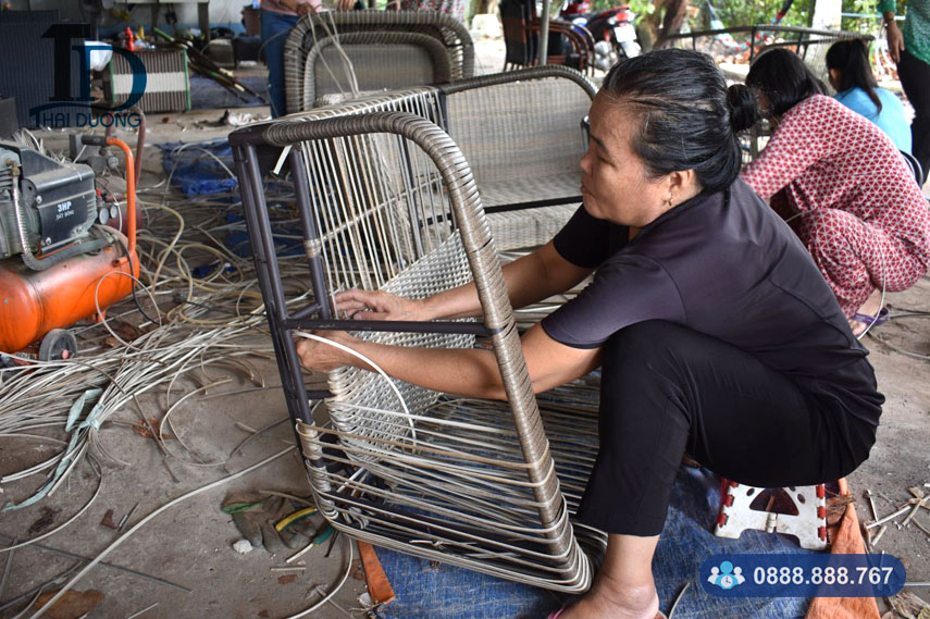 Quy trình sản xuất đồ nội thất nhựa giả mây cơ bản