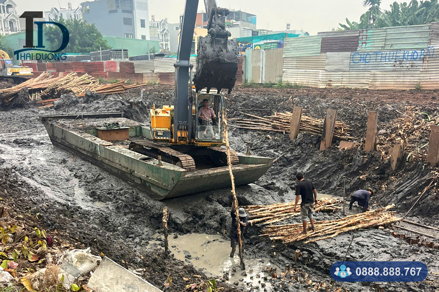 Cừ tràm gia cố móng kênh rạch